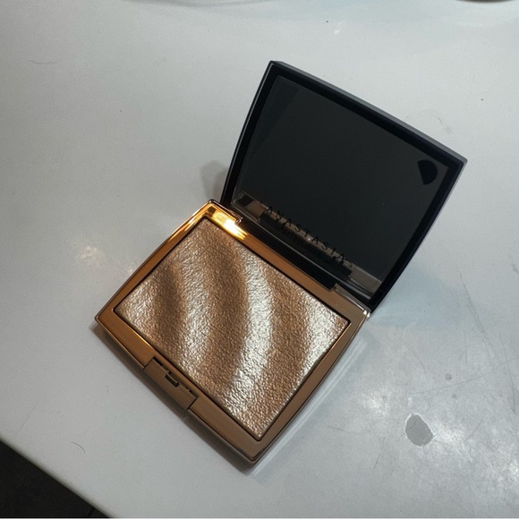 Anastasia Beverly Hills Amrezy Highlighter - Picture 2 of 5